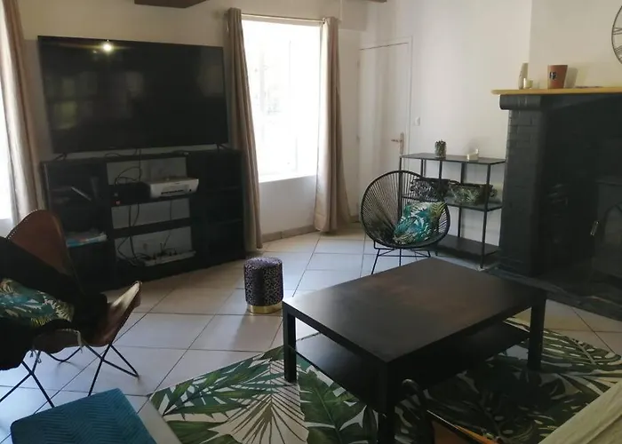 Jolie Maison En Pierre Proche Centre-ville *