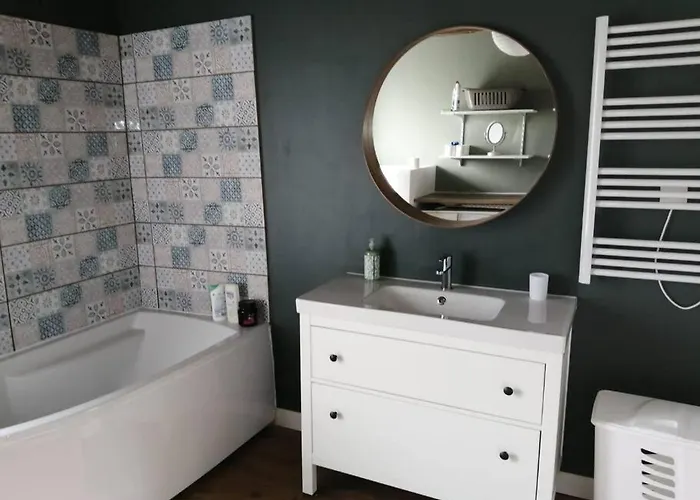 Jolie Maison En Pierre Proche Centre-ville *